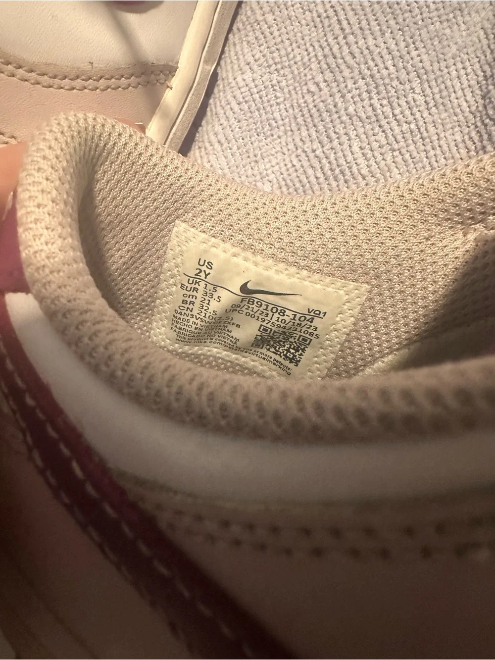 Nike Kids Low-Top Sneakers in Beige, White & Burgundy